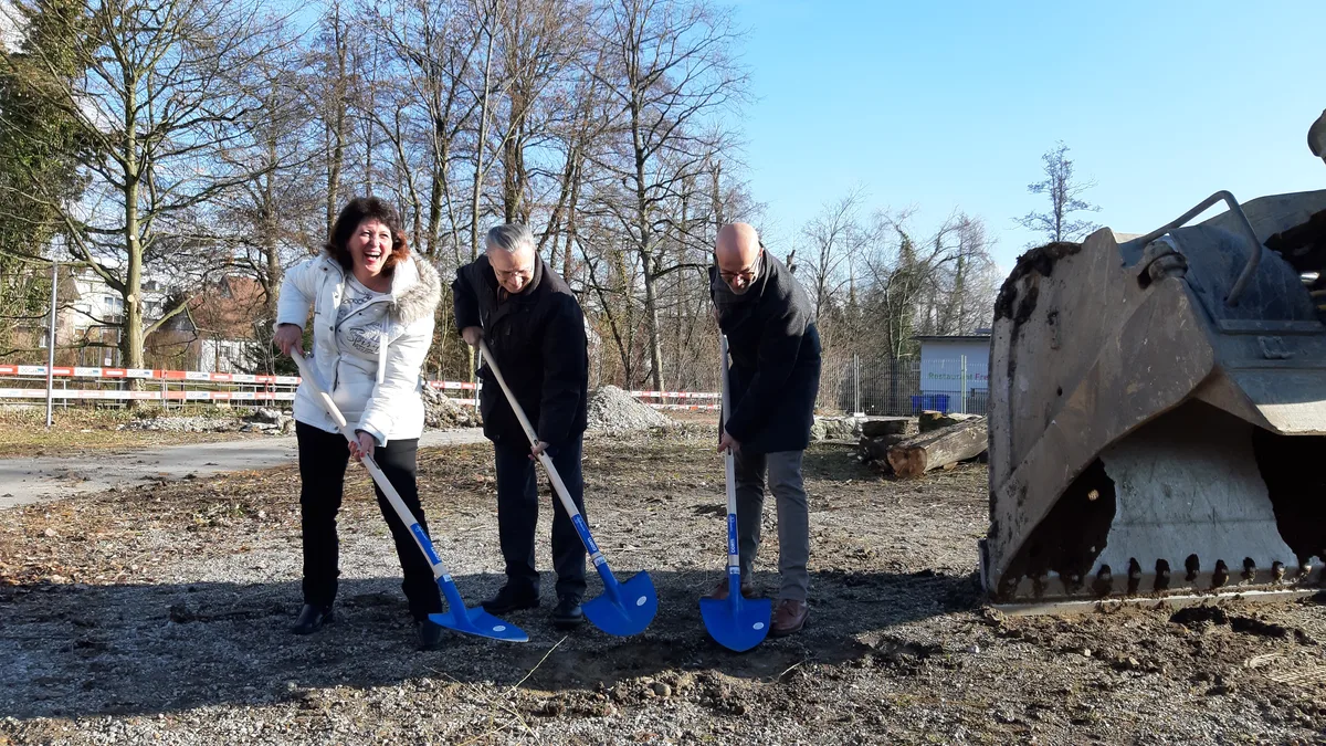Drei Personen beim Spatenstich für das Mehrzweckgebäude Speicher neben der Oberen Mühle in Dübendorf.